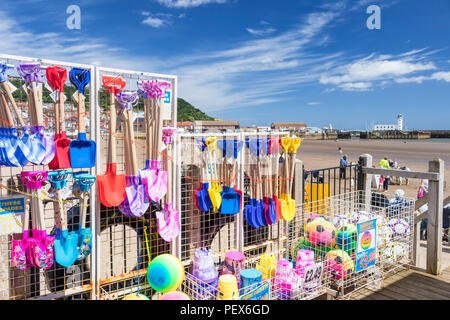 Scarborough beach south bay des seaux et des pelles pour la vente des jouets pour enfants pour la plage scarborough Royaume-Uni yorkshire North Yorkshire angleterre Scarborough Banque D'Images