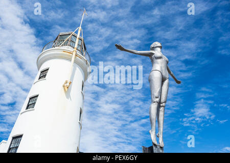 Scarborough Phare et la belle statue de plongée par Craig Knowles sur vincent pier North Yorkshire yorkshire uk SCARBOROUGH Scarborough angleterre uk go Banque D'Images