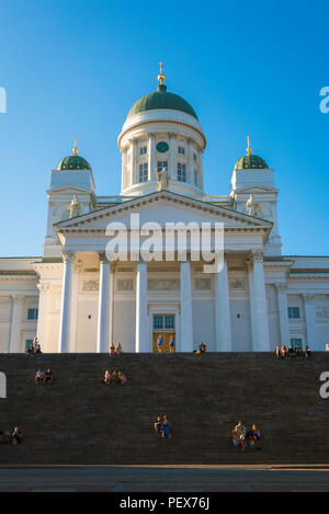 Cathédrale d'Helsinki, au coucher du soleil Vue de la cathédrale Luthérienne Tuomiokirkko - L - avec des gens assis sur le grand escalier menant à l'entrée. Banque D'Images