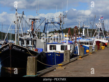 Certains des nombreux bateaux de pêche, qui viennent au petit village de pêcheurs De Tarbert, le Loch Fyne, attachés le long du quai. Banque D'Images