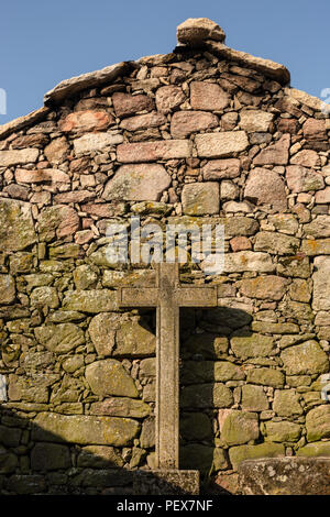 Scène de village traditionnel en pierre sèche avec House et Cross, Pitoes das Junias, Alto Tras os Montes, Norte, Portugal. Banque D'Images