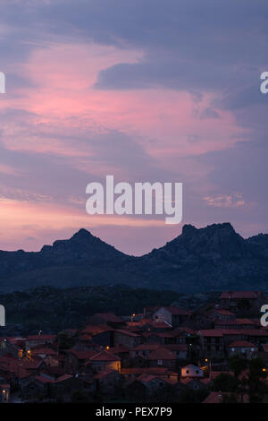 Coucher du soleil au-dessus du village de montagne, Pitoes das Junias, Alto Tras os Montes, Norte, Portugal. Banque D'Images