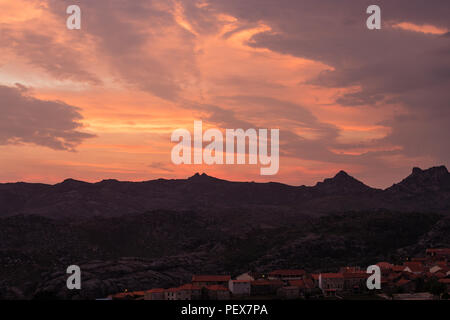 Coucher du soleil au-dessus du village de montagne, Pitoes das Junias, Alto Tras os Montes, Norte, Portugal. Banque D'Images