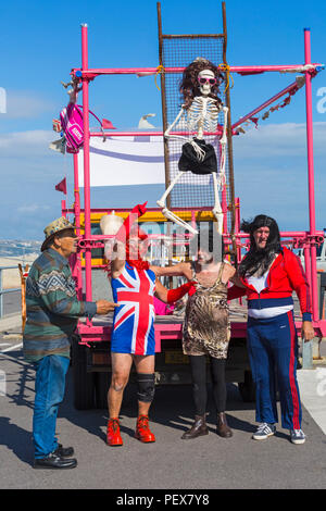 Spice Girls reunion - se préparer à prendre part à la procession annuelle carnival parade à Weymouth, Dorset UK en Août Banque D'Images