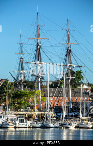 USS Constitution ("Old Ironsides') et bateaux à marina, chantier naval de Charlestown, Boston National Historical Park, Boston, Massachusetts, USA Banque D'Images