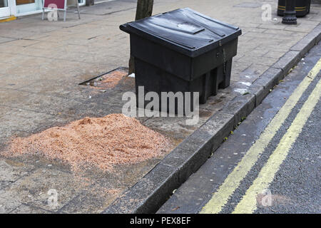 Grain de sel pour les rues glacées au winter Banque D'Images