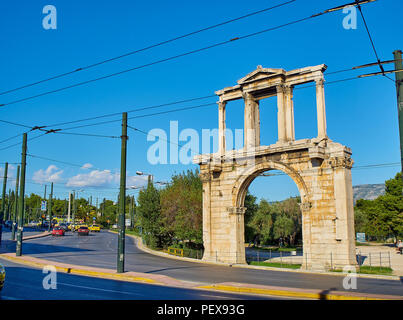 Arc d'Hadrien ou la porte d'Hadrien, l'ancienne passerelle en arc de triomphe monumental avec des colonnes corinthiennes. Athènes, Grèce. Banque D'Images