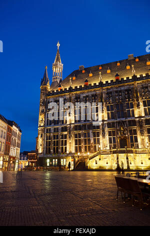 L'hôtel de ville d'Aachen, Allemagne avec ciel bleu nuit et l'éclairage. La fontaine de droite est l'ancien et célèbre Karlsbrunnen. Banque D'Images