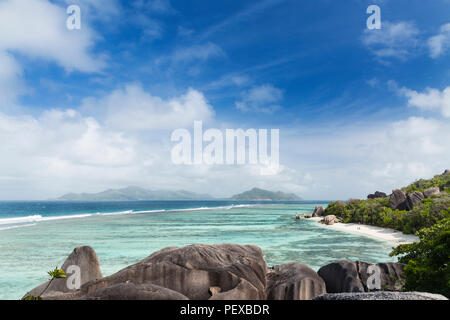 Vue depuis le point d'observation bien connu de la célèbre Anse Source d'argent à la Digue, Seychelles Praslin, avec en arrière-plan. Banque D'Images