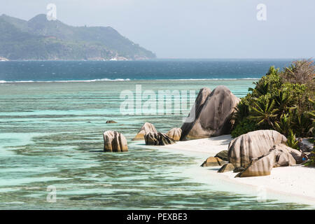 Vue depuis le point d'observation bien connu de la célèbre Anse Source d'argent à la Digue, Seychelles Praslin, avec en arrière-plan. Banque D'Images