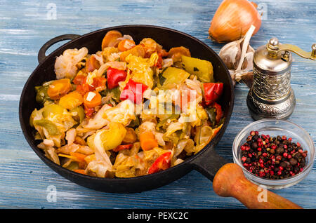 Mélange de légumes cuits dans une poêle. Studio Photo Banque D'Images