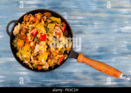Mélange de légumes cuits dans une poêle. Studio Photo Banque D'Images