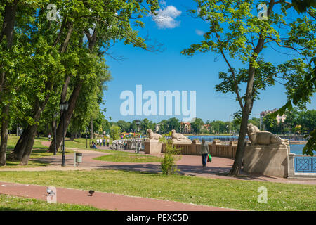 Promenade moderne à côté du lac Supérieur ou Oberteich, sculptures de phoques et morses, mer Baltique, Kaliningrad Oblast de Kaliningrad, Russie, Banque D'Images