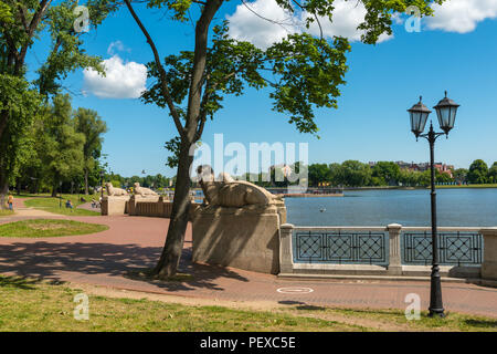 Promenade moderne à côté du lac Supérieur ou Oberteich, sculptures de phoques et morses, mer Baltique, Kaliningrad Oblast de Kaliningrad, Russie, Banque D'Images