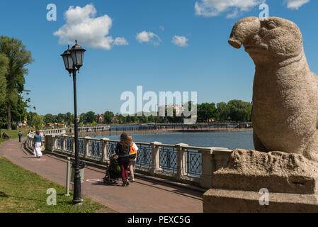 Promenade moderne à côté du lac Supérieur ou Oberteich, sculptures de phoques et morses, mer Baltique, Kaliningrad Oblast de Kaliningrad, Russie, Banque D'Images