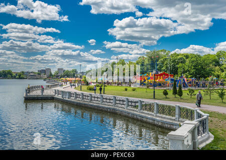 Gepflegte Uferpromenade, Gruenanlegen, Spielplatz am Oberteich, Kaliningrad Oblast de Kaliningrad, Russie, Promenade | la région supérieure du lac Long, Kalin Banque D'Images