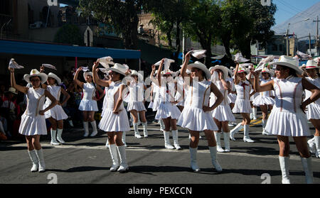 Anniversaire d'Arequipa le 15 août une fille danseurs qui participent au Carnaval Banque D'Images