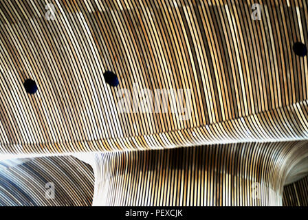 Abstract close up d'un plafond en bois ondulant au design unique au pays de Galles. Banque D'Images