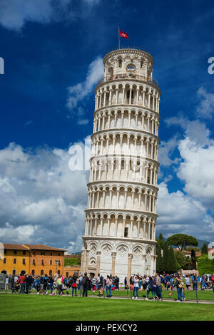 Sites touristiques de la Toscane. Les touristes visiter la célèbre tour penchée de Pise sur la Piazza dei Miracoli Banque D'Images