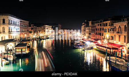 Les sentiers de la lumière sur le Grand Canal à Venise, Italie Banque D'Images