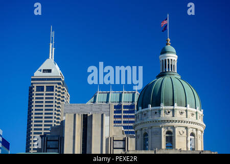 Indiana Statehouse Capitol Dome sur une journée ensoleillée avec l'Indianapolis Skyline Banque D'Images