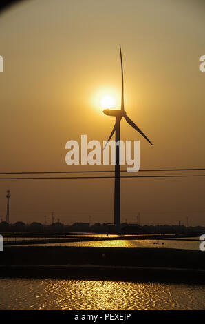 La production d'énergie éolienne dans le coucher du soleil Banque D'Images