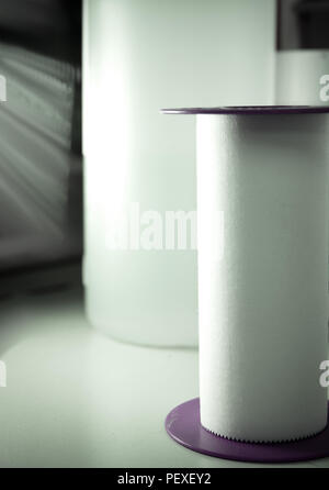 Rouleau de plâtre blanc pour usage médical. Pas de personnes Banque D'Images