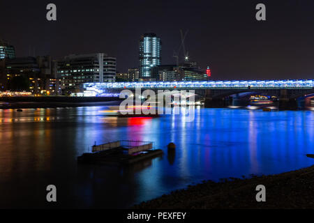 Nuit vue sur la Tamise en direction de Blackfriars Railway Bridge, London, UK Banque D'Images