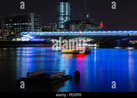 Nuit vue sur la Tamise en direction de Blackfriars Railway Bridge, London, UK Banque D'Images