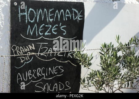 La Grèce, l'île de Ios, menu on chalkboard Banque D'Images