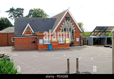 Une vue de l'école primaire dans le village de Reedham, Norfolk, Angleterre, Royaume-Uni, Europe. Banque D'Images