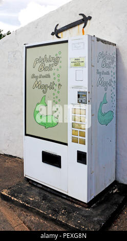 Un distributeur d'appâts de pêche à Reedham Ferry par la rivière Yare sur les Norfolk Broads à Reedham, Norfolk, Angleterre, Royaume-Uni, Europe. Banque D'Images