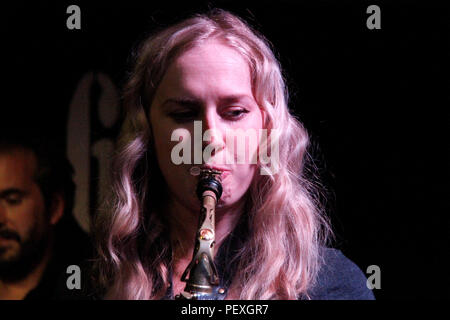 Holly Barrett, saxophoniste alto au London's Club 606 Banque D'Images