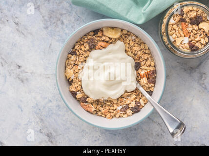 Le muesli avec du yaourt pour le petit-déjeuner - top view photo with copy space Banque D'Images