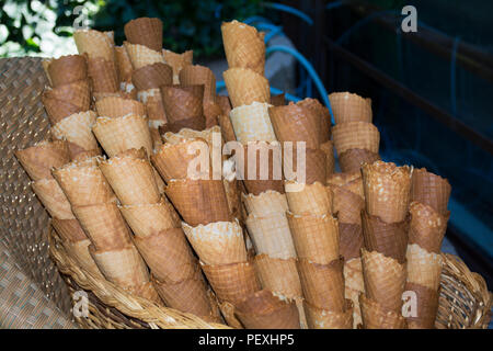 Cornets vides pour contenir les aliments frits sur un panier avec une chaise. Cônes alvéolés Banque D'Images