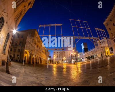 Scène de nuit romantique dans le centre-ville de Lecce, ville. Paysage urbain à l'architecture traditionnelle de la région des Pouilles - Italie Banque D'Images