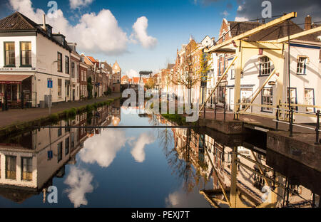 Maasluis, Pays-Bas - 19 septembre 2011 : maisons traditionnelles néerlandaises sont consignées dans un canal dans le centre historique de Maasluis, près de Rotterdam, à l'al. Banque D'Images