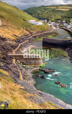 Les touristes profiter d'un bref répit dans la tempête persistante qui passent sur le petit port pittoresque à Viseu sur la côte nord des Cornouailles. Banque D'Images