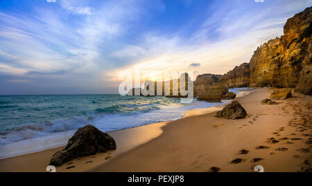 Belle Praia da Marinha au coucher du soleil,Portugal. Banque D'Images