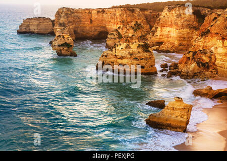 Les roches d'or de la côte de l'Algarve au Portugal Banque D'Images