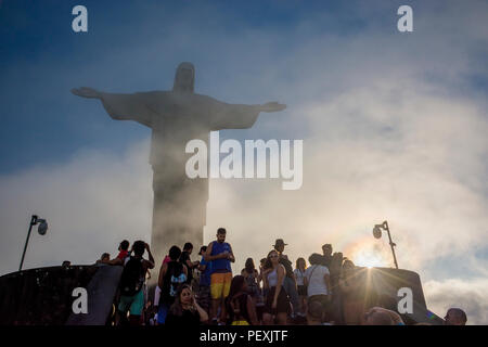 La montagne du Corcovado et la statue du Christ Rédempteur à Rio de Janeiro, Brésil Banque D'Images