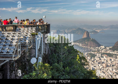 Vue depuis le Christ Rédempteur au sommet de la montagne du Corcovado à Rio de Janeiro, Brésil Banque D'Images