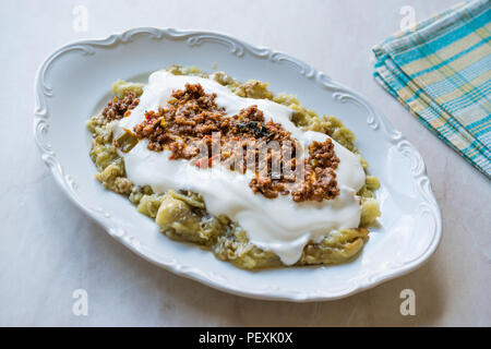 Le turc Ali Nazik Kebab avec du yogourt, de viandes hachées et de l'aubergine grillée ou l'Aubergine / Kebap. La nourriture traditionnelle. Banque D'Images