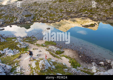 Randonneur dans une vallée des Sept Lacs, le parc national du Triglav, en Slovénie Banque D'Images