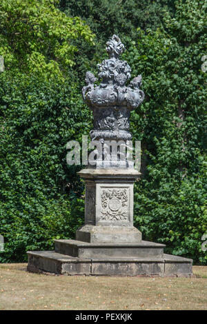 Satuary plomb dans les jardins au Melbourne Hall and Gardens, Derbyshire, Royaume-Uni Banque D'Images