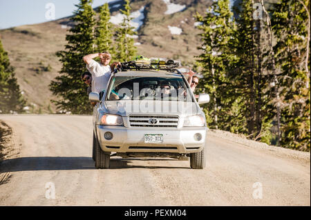 Groupe d'amis roulant en voiture, Cottonwood Pass, Colorado, USA Banque D'Images