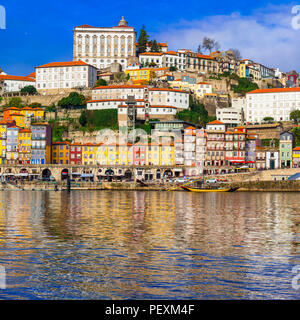 Maisons colorées à Porto, ville, avec vue sur la rivière Douro, Portugal. Banque D'Images