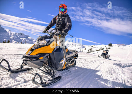 Man riding motoneige, Callaghan Valley, Whistler, British Columbia, Canada Banque D'Images