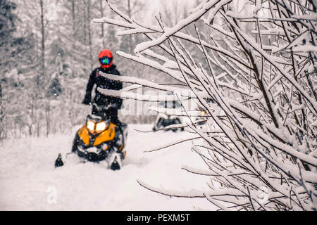 Man riding motoneige, Callaghan Valley, Whistler, British Columbia, Canada Banque D'Images