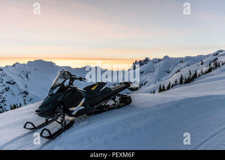 Motoneige sur montagne en hiver au coucher du soleil, vallée de Callaghan, Whistler, British Columbia, Canada Banque D'Images